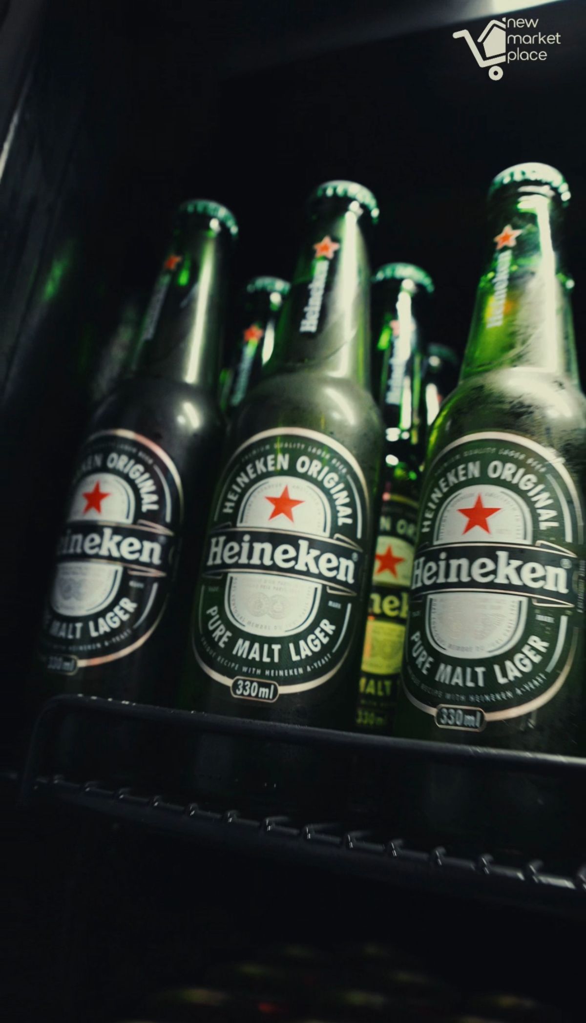 Garrafas de cerveja geladas na geladeira da loja