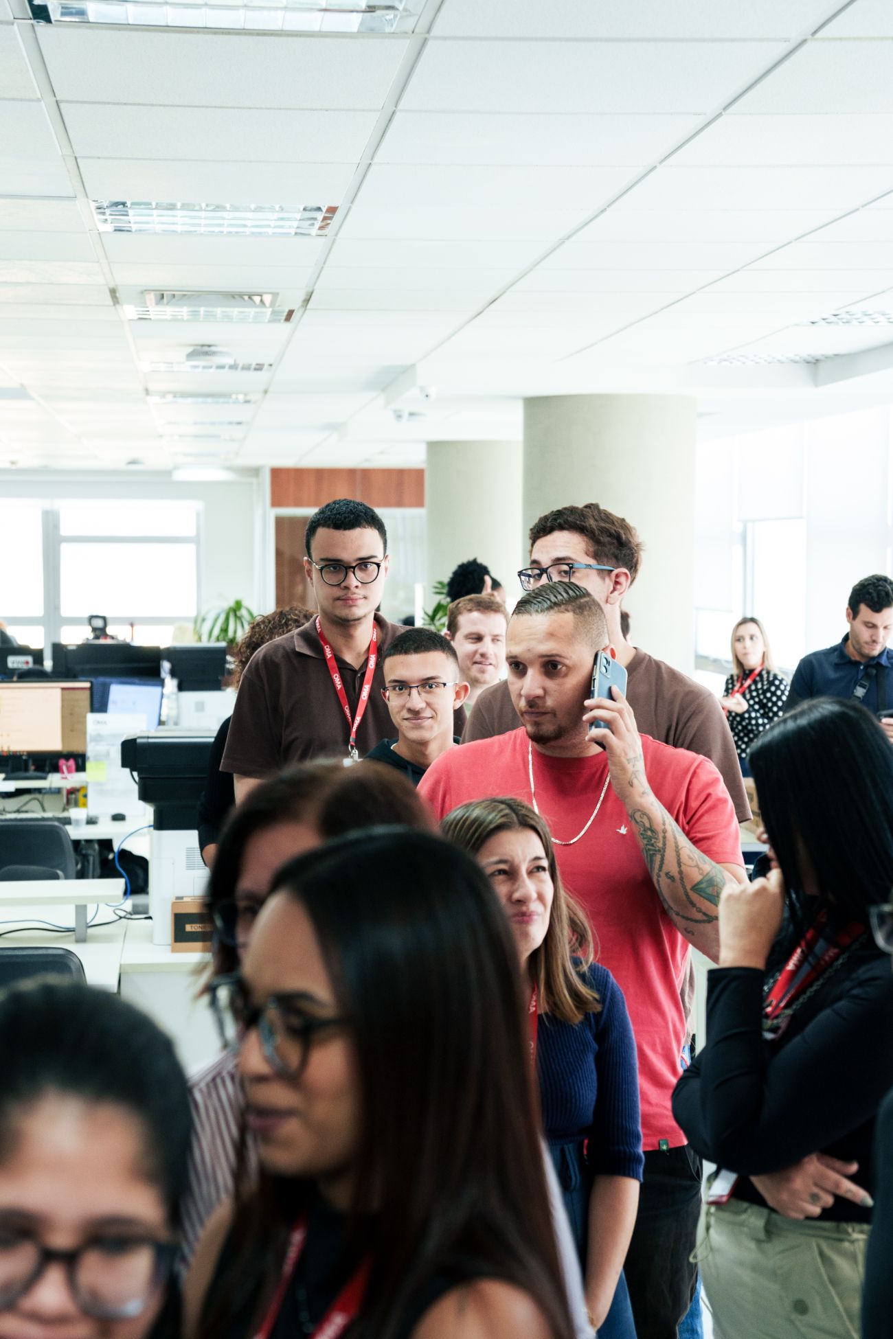 Colaboradores em fila para conhecer a loja no dia da inauguração